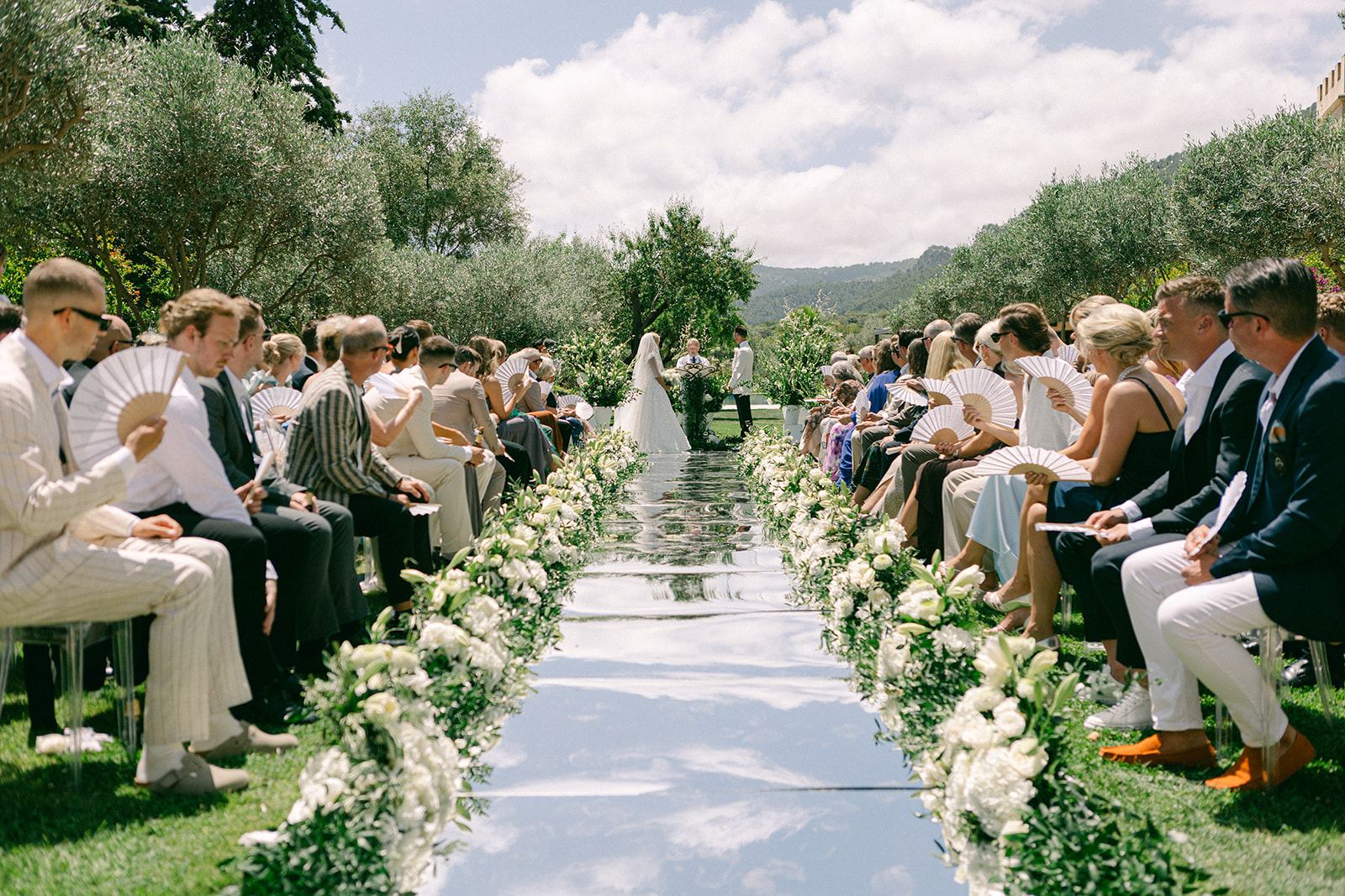 Mallorca ceremony in full, with white fans and white flowers