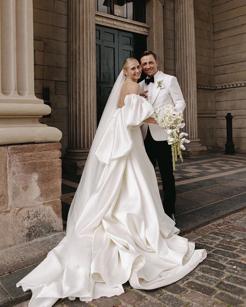 A bride crossing the cobblestones of central Copenhagen